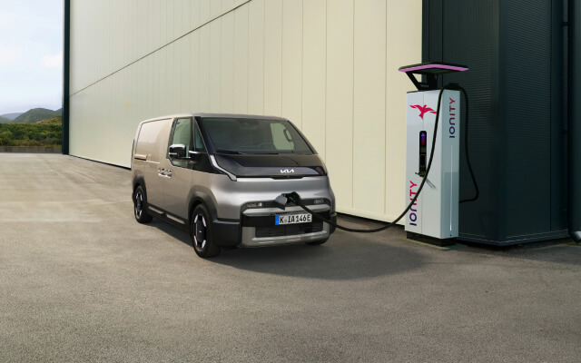 Frontansicht des Kia PV5 Cargo beim Laden an einer öffentlichen Ladestation.